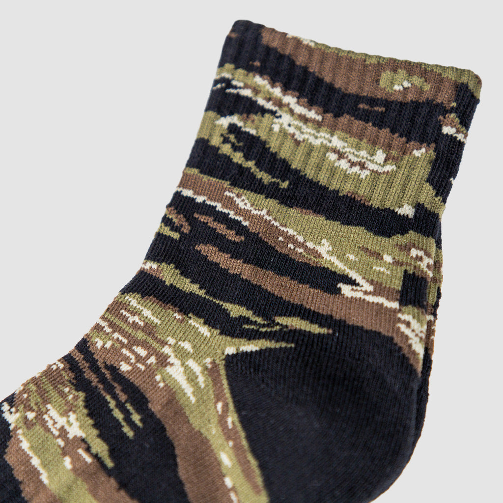 Close-up of a single ankle sock with a tiger jungle camouflage pattern in green, brown, black, and beige colors featuring the product Zero Ankle Socks - Advisor Tiger Jungle and Black.